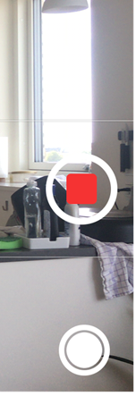 Billedet viser kameraets kontrolpanel som er i højre side når telefonen holdes vandret. Under optagelse skifter optage knappen fra at være en rød cirkel til at være en rød firkant.